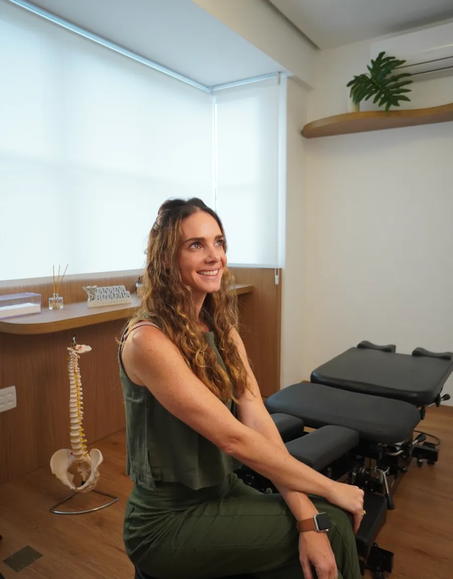 Janaína Butafava na sala de atendimento da clínica Alinhare